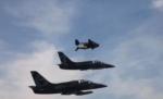 Jetman a zburat în formaţie cu avioane de luptă peste Alpii Elveţieni