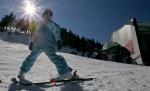 Prima zăpadă...artificială. Pasionaţii sporturilor de iarnă au luat cu asalt pârtiile din Harghita