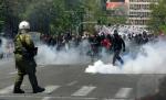 Confruntări violente în Atena: Protestatarii s-au luat la bătaie cu forţele de ordine