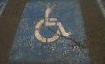 După cum îi parchează şoferul maşina, ai putea să zici că e handicapat! Maşina unui deputat, pe locurile pentru cei cu dizabilităţi 
