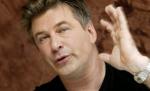 Alec Baldwin se ţine de şotii: A fost dat jos din avion pentru că s-a jucat pe telefonul mobil
