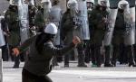 Grecia ţine cu dinţii de zona euro. Parlamentarii eleni au adoptat măsurile de austeritate, în ciuda protestelor din stradă