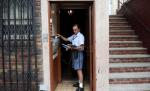 Poliţia din New York, în alertă. Un bărbat a dat foc unei femei într-un lift 
