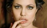 Angelina Jolie, la un pas de moarte din cauza obsesiei pentru slăbit. Brad Pitt a dus-o la spital în stare gravă