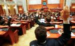 Deputaţii care au votat la două mâini vor fi sancţionaţi. Joi se decide câte zile de suspendare vor primi vinovaţii