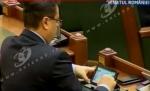 Senatorul PDL Marius Necula a dat în mintea copiilor sau se plictiseşte îngrozitor: Se joacă pe tabletă în Parlament