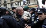 Traficul rutier din centrul Capitalei, îngreunat din cauza protestului revoluţionarilor. Protestatarii s-au îmbrâncit cu jandarmii