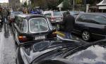Marşuri funebre, organizate de zeci de proprietari de dricuri din Grecia în semn de protest faţă de măsurile de austeritate