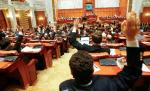Parlamentarii care votează cu mai multe cartele nu vor fi plătiţi pentru ziua în care au comis frauda