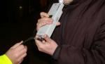 Consilierul judeţean PSD din Zalău, băut bine, a intrat cu maşina în casa unor bătrâni. Poliţiştii îl ţineau să nu cadă din picioare de beat