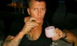 Faceţi cunoştinţă cu Pricu: El este interlopul din Alba, dat în urmărire internaţională, cu hituri muzicale pe net