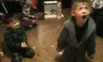 Şi-a pierdut minţile! Vezi aici cum reacţionează un copil când îşi desface cadoul de Crăciun 