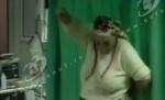 Spectacol la Spitalul din Iaşi: O femeie beată criţă şi-a smuls perfuziile, apoi a început să danseze şi să cânte