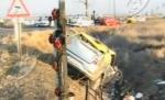 Un tânăr a furat taxiul tatălui, apoi a intrat frontal într-un echipaj de poliţie care i-a blocat calea