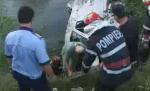 Maramureş. Un microbuz a căzut în râul Cisla, după ce şoferiţa a uitat să tragă frâna de mână. Două persoane sunt rănite