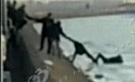Operaţiune de salvare ad-hoc. O tânără a fost scoasă din apele îngheţate ale Jiului