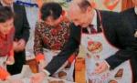 Traian Băsescu, bucătar-şef la Ambasada Chinei. Vezi cum s-a descurcat preşedintele în bucătăria asiatică