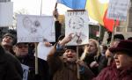 Protestatarii de la Braşov ard imaginile cu Traian Băsescu
