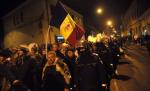Deva: Protestatarii au plecat în marş spre sediul PDL