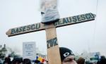Peste 500 de persoane protestează în Sibiu: Duc un sicriu cu poza lui Băsescu şi scandează împotriva sa