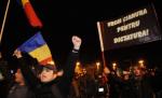 100 de oameni protestează la Piteşti: O femeie a adus o pereche de pantofi purtată pentru Udrea