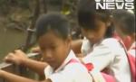 Şcolari obligaţi să facă echilibristică pe un pod suspendat