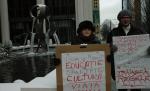 Unde-s doi puterea creşte! Un cuplu a protestat la Vancouver, în semn de solidaritate cu românii din ţară