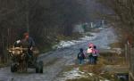Doar în România. Un bărbat care suferea de astm a murit, după ce ambulanţa chemată a rămas împotmolită pe un drum neasfaltat