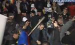 Incidente în Piaţa Universităţii. Protestatarii s-au îmbrâncit în cea de-a 12-a zi de proteste din ţară