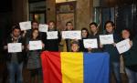 Vicepreşedintele PDL Italia şi-a ars carnetul de partid în direct. Românii din Anglia, Belgia şi Italia spun "Jos Băsescu"