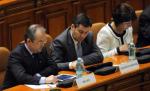 Vezi cum şi-au omorât timpul, în plen, parlamentarii care au participat la şedinţa comună consacrată aniversării Unirii