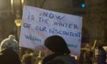 Să mai zică cineva că românii sunt inculţi, „ciumpalaci” şi „viermi”! Mesaje inteligente, la protestele din Piaţa Universităţii
