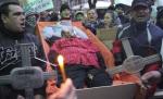 Manifestanţii de la Timişoara i-au înmormântat simbolic pe Emil Boc şi Traian Băsescu