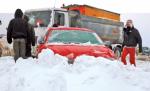 SMURD a adus la Bucureşti aproximativ 100 de persoane blocate în zăpadă pe A1 şi A2