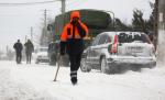 Un bărbat a murit după ce a stat ore în şir în maşina îngropată în zăpadă