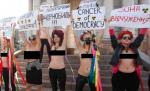 Un nou protest topless al mişcării Femen faţă de "gangsterii" de la Davos
