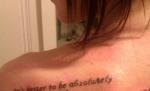 Absolut ridicolă PE VIAŢĂ! Ce mesaj stupid şi-a tatuat o fată