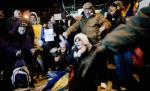 În ciuda gerului de afară, manifestanţii nu se lasă şi cer în stradă demisia lui Traian Băsescu şi a Guvernului Boc