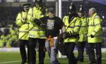 Scene incredibile în Premier League: Un spectator s-a încătuşat de poartă la meciul Everton - Manchester City