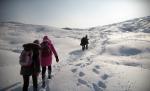 Braşov: Doi fraţi parcurg zilnic 5 kilometri, prin ger şi nămeţi, pentru a ajunge la şcoală