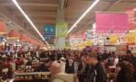 Magazinele, luate cu asalt de frica unui Cod Roşu. Oamenii şi-au făcut provizii, hypermarketurile au avut vânzări peste medie