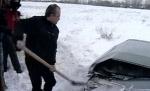 Boc dă la lopată pentru tine. Vezi cum îl poţi chema pe premier să te scoată din zapadă