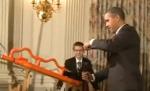 Atac cu proiectile dulci în interiorul Casei Albe. Obama, la ţeava unui tun cu bezele