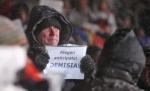 "Aţi schimbat hoţii cu proştii!" Zeci de suceveni au scandat lozinci antiprezidenţiale la -17 grade Celsius