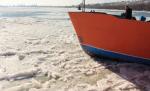 Peste 100 de nave au rămas blocate pe Dunăre din cauza stratului gros de gheaţă