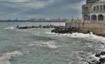 Plaja dintre Eforie Nord şi Eforie Sud, scufundată sub valurile tumuloase ale mării