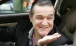 Gigi Becali a sărbătorit starea bună a gazonului de pe Arena Naţională împărţind bani