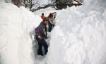 Buzău: Un bărbat din comandamentul de deszăpezire a murit. Ambulanţa n-a ajuns la el din cauza nămeţilor