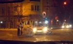 Intersecţie "decorată" cu un bulgăre de zăpadă imens într-un oraş din centrul Bulgariei