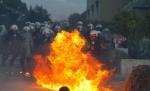 Măsura care a scăpat Grecia de ieşirea din UE i-a nemulţumit pe eleni. Atena, devastată de protestatari